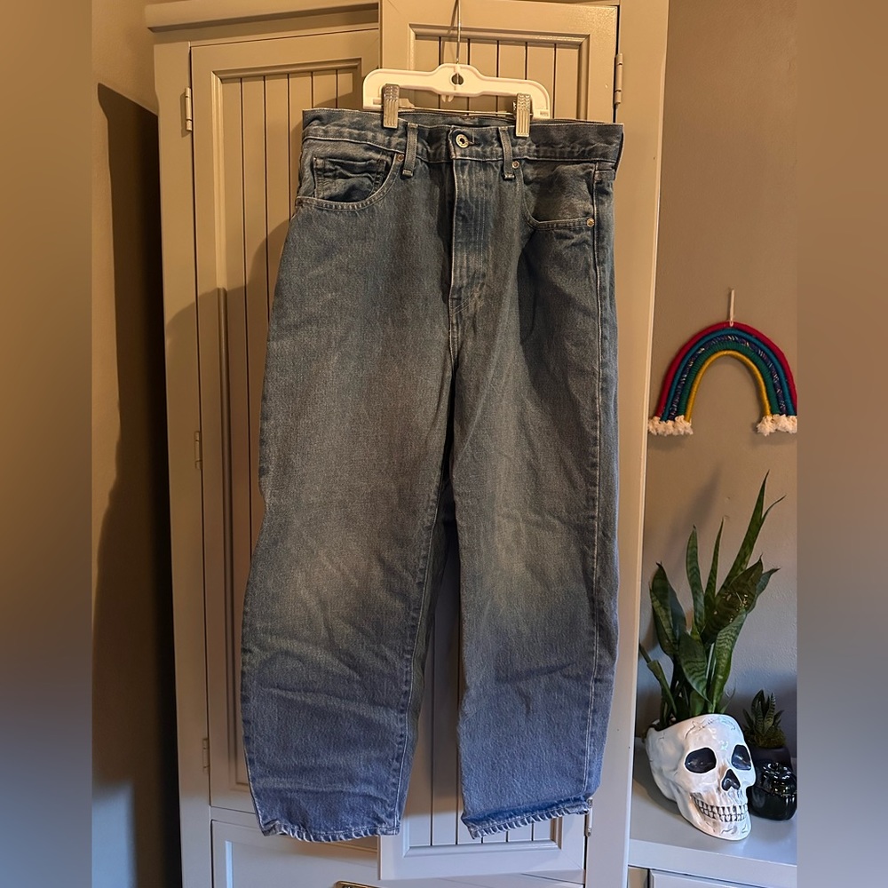 Levi’s barrel crop jeans